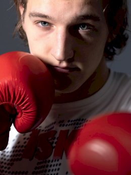 NAWET GDY LECĄ RAKIETY, LUDZIE NIE ZAŁAMUJĄ RĄK