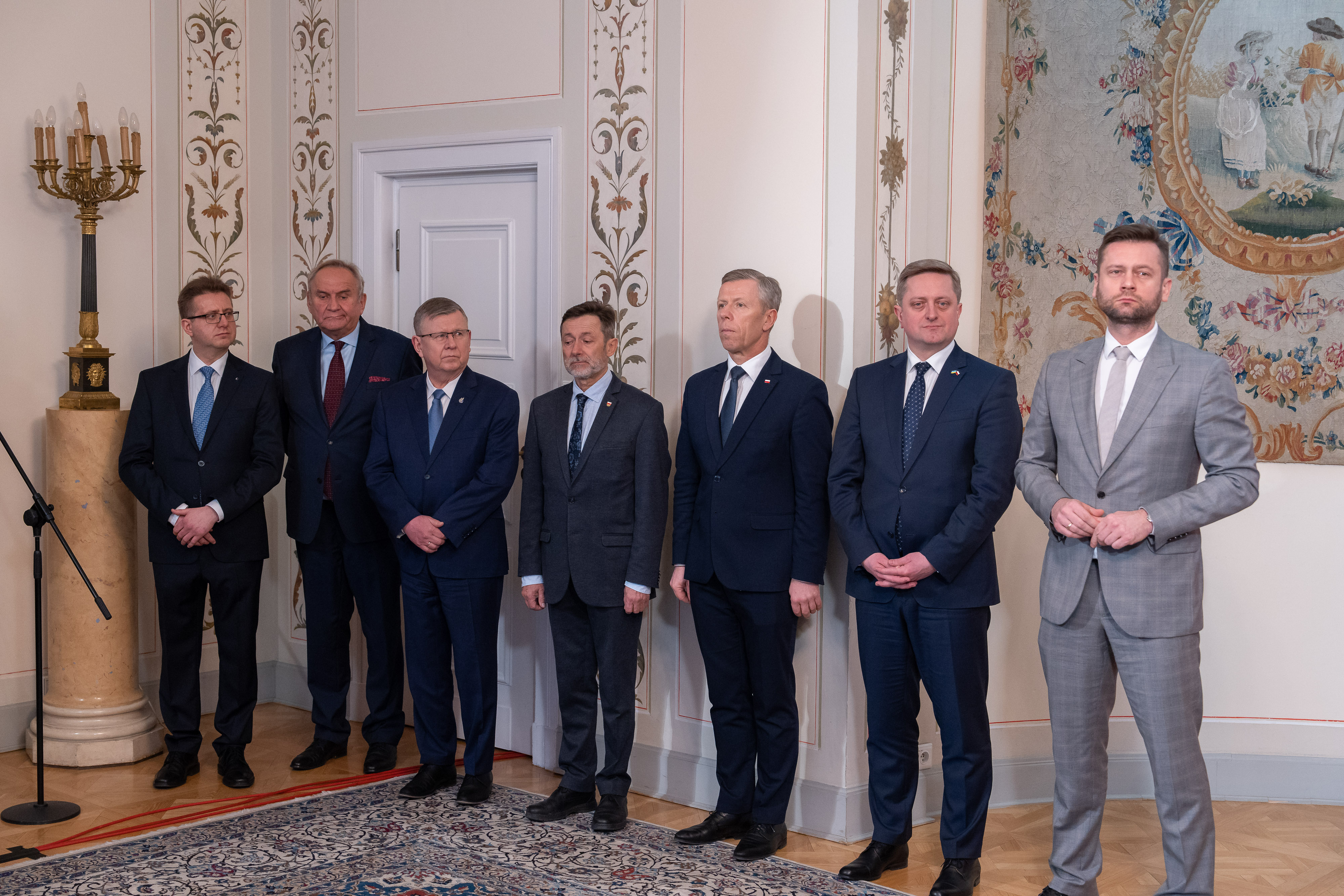 Od prawej: minister sportu i turystyki Kamil Bortniczuk, ambasador Ukrainy w Polsce Wasyl Zwarycz, minister Piotr Ćwik, doradca prezydenta Piotr Nowacki, marszałek województwa małopolskiego Witold Kozłowski, prezes PKOl Andrzej Kraśnicki i prezes Instytutu Łukasiewicza Maciej Zdziarski