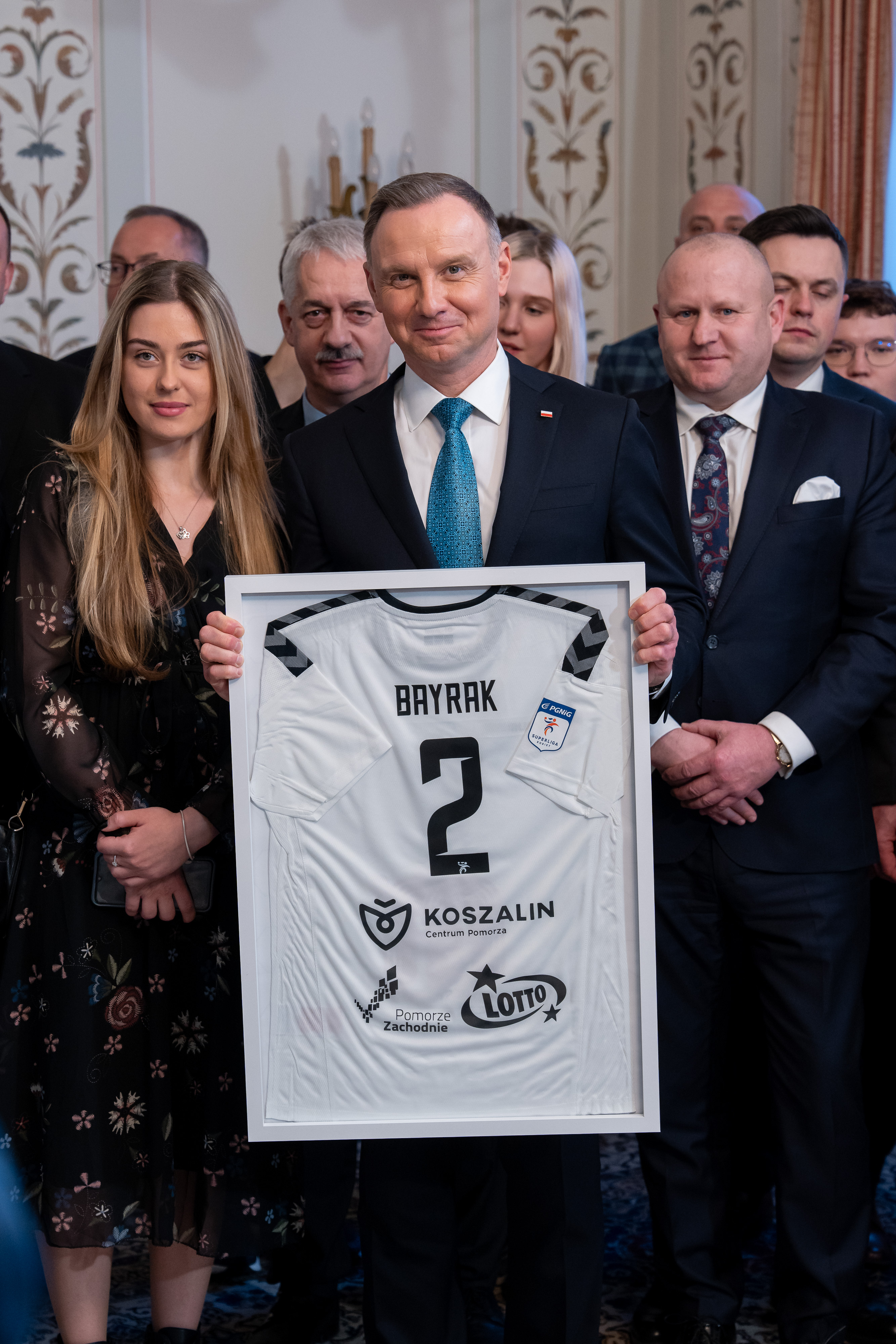 Prezydent Andrzej Duda z pamiątkową koszulką Kariny Bayrak (z lewej)
