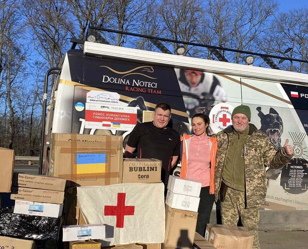 Zespól Igora Tracza – Agnieszka i Łukasz z lekarzem frontowym w drodze do Bachmutu. Fot. archiwum prywatne Igora Tracza