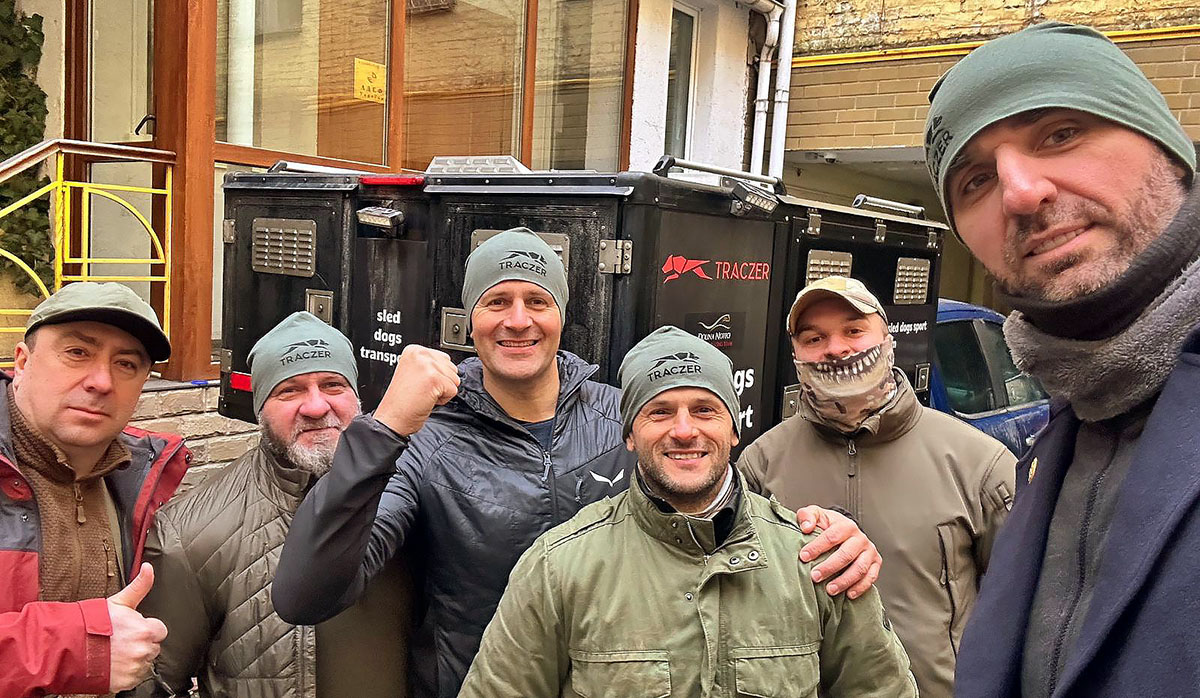 Konwój nr 38 w Ukrainie, na zdjęciu weterani jednostki GROM oraz Marcin Gortat. Fot. archiwum prywatne Igora Tracza