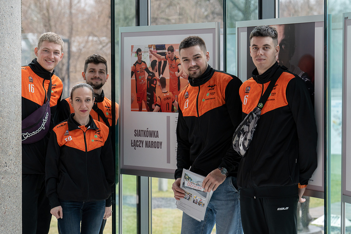 Zawodnicy klubu Barkom-Każany Lwów i Irina Bagriy, menager drużyny