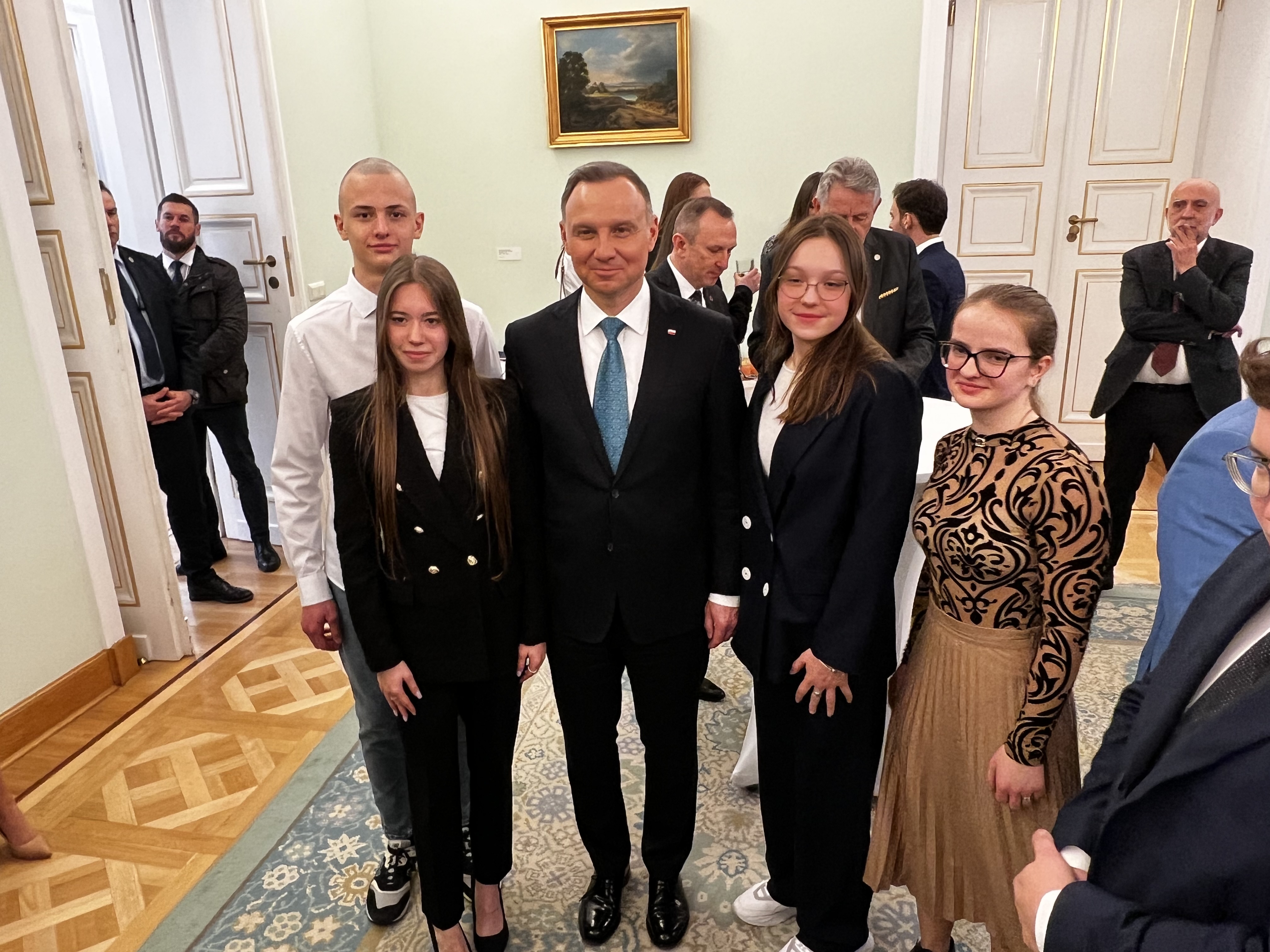 Ukraińscy zawodnicy trenujący w KS Olimpia Lublin podczas uroczystego wernisażu wystawy "Maraton solidarności. Polski sport dla Ukrainy" w Belwederze 