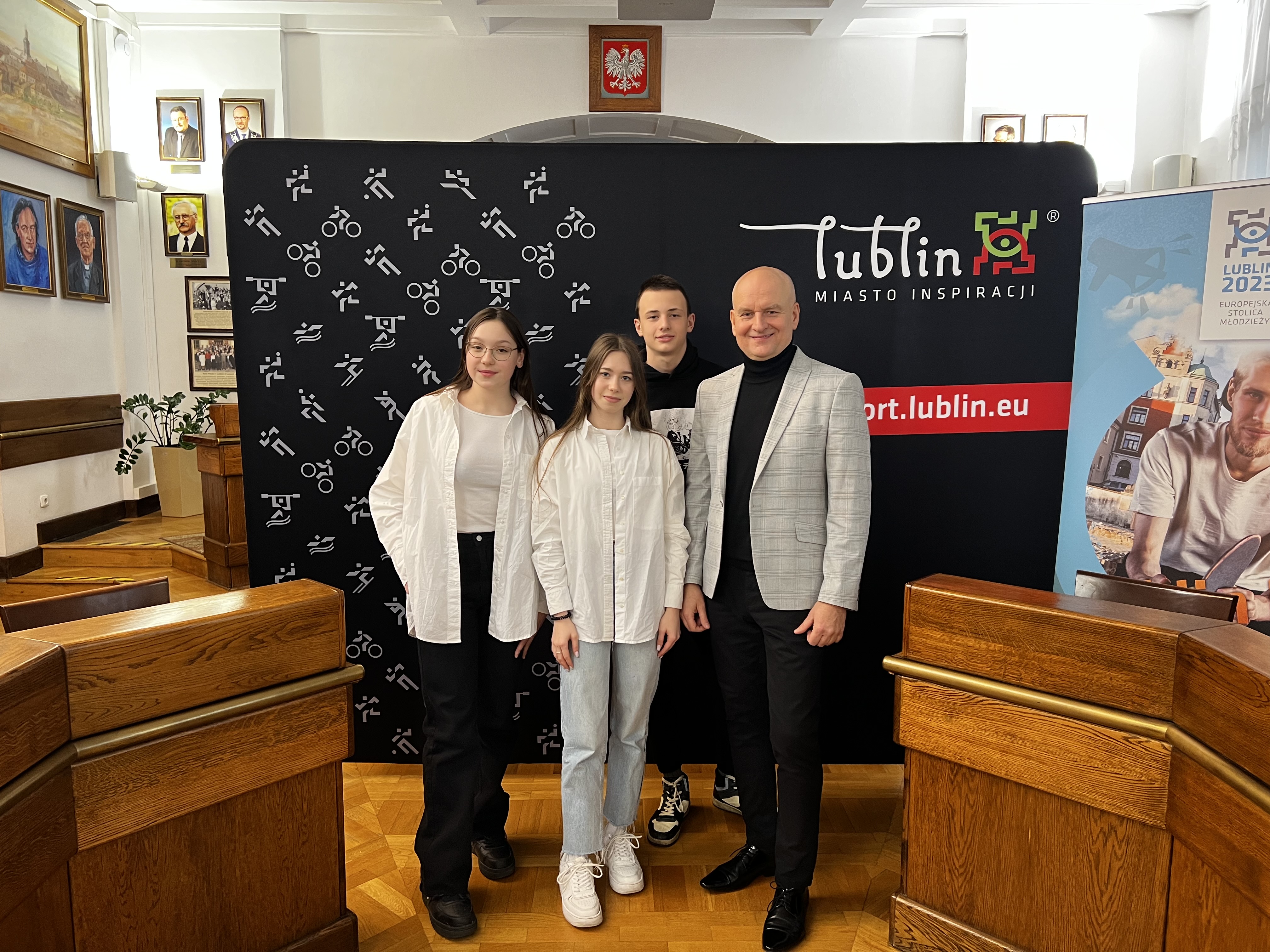 Wręczenie sprzętu sportowego ufundowanego przez UNICEF podczas wizyty w Ratuszu Miasta Lublin 