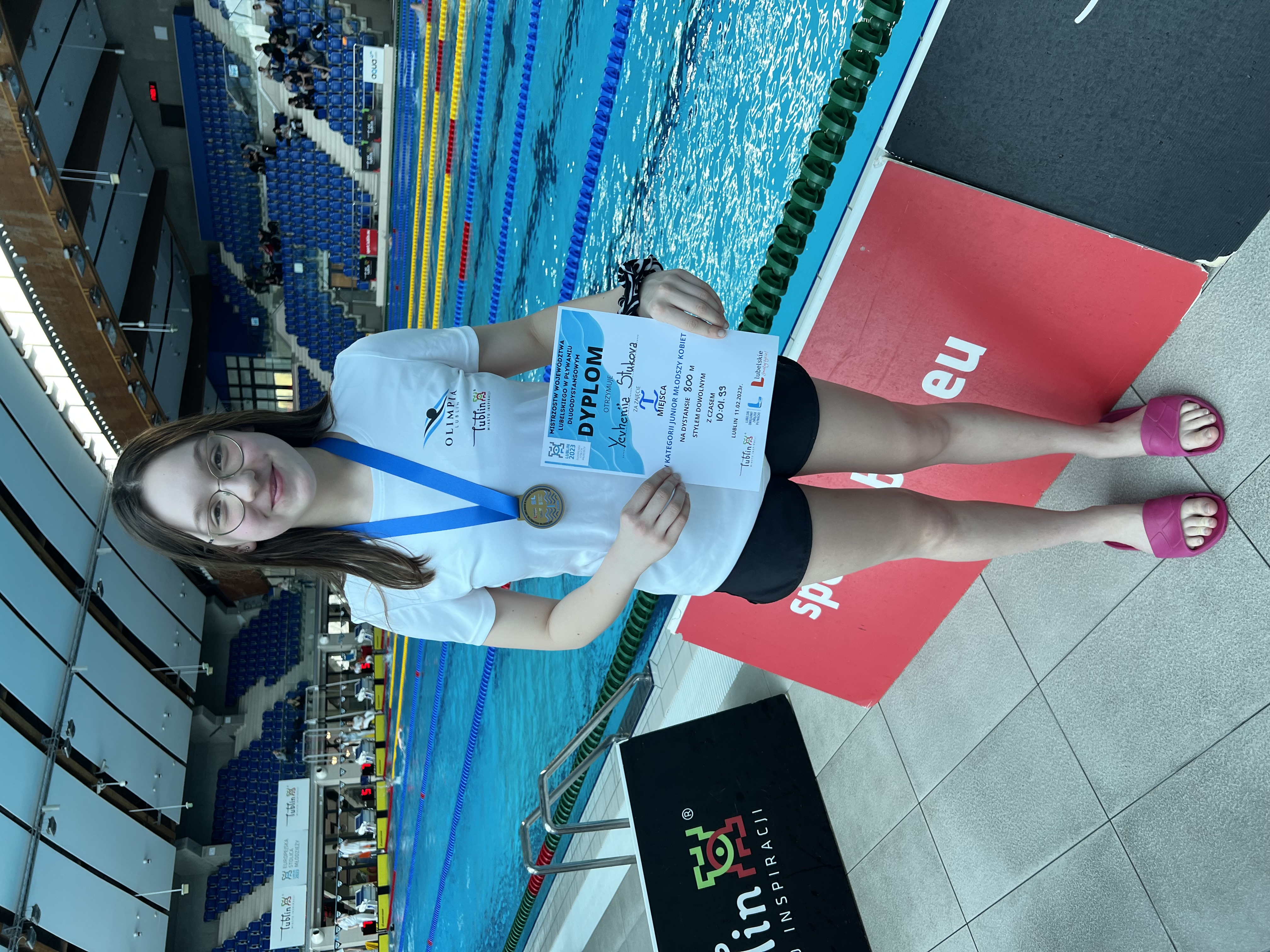 Yevheniia z dyplomem Mistrzostw Województwa Lubelskiego w pływaniu długodystansowym. Lublin, 2023. Fot. Sławomir Pliszka