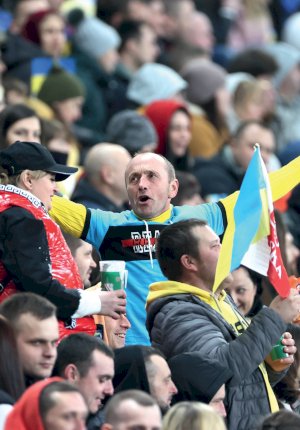 Kibice podczas charytatywnego meczu pomiędzy Legią Warszawa i Dynamem Kijów. Fot. Leszek Szymański / PAP