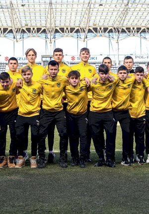 Młodzi piłkarze Metalista Charków z matkami i siostrami. Źródło: Korona Kielce