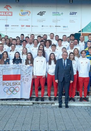 Andrzej Kraśnicki, prezes PKOl, oraz polska i ukraińska reprezentacja na XV Zimowy Olimpijski Festiwal Młodzieży Europy w Vuokatti. Fot. Szymon Sikora / Polski Komitet Olimpijski. 