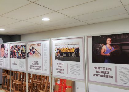 Bartłomiej Biernacki, dyrektor Zespołu Szkół Centrum Edukacji im. Ignacego Łukasiewicza w Płocku: Wystawa przypomina, że pomoc nadal jest potrzebna, nie pozwala, żeby temat wojny spowszedniał