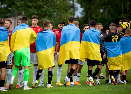 Za każdym klubowym herbem stoi lokalna społeczność gotowa do pomocy