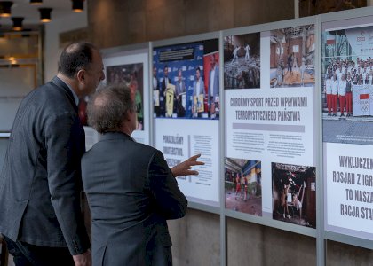 „Świadectwo solidarności ze sportowcami z Ukrainy” – parlamentarzyści o wystawie Instytutu Łukasiewicza